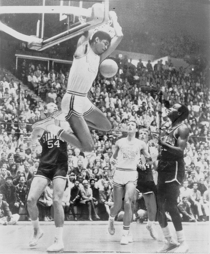 "Lew Alcindor Kareem Abdul-Jabbar UCLA" por New York World-Telegram and the Sun staff photographer - Library of Congress Prints and Photographs Division. New York World-Telegram and the Sun Newspaper Photograph Collection. http://hdl.loc.gov/loc.pnp/cph.3c21428. Baixo a licenza Public domain a través de Wikimedia Commons - http://commons.wikimedia.org/wiki/File:Lew_Alcindor_Kareem_Abdul-Jabbar_UCLA.jpg#mediaviewer/File:Lew_Alcindor_Kareem_Abdul-Jabbar_UCLA.jpg
