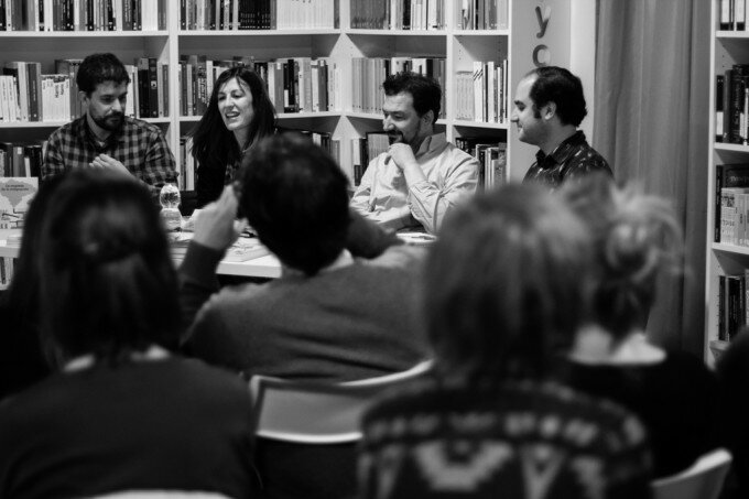 Olga dando paso a Juan.